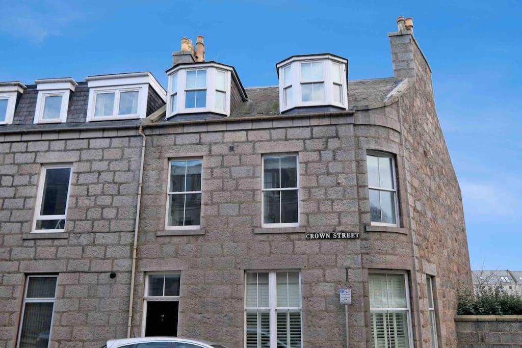 Modern & Spacious In Centre Apartment *